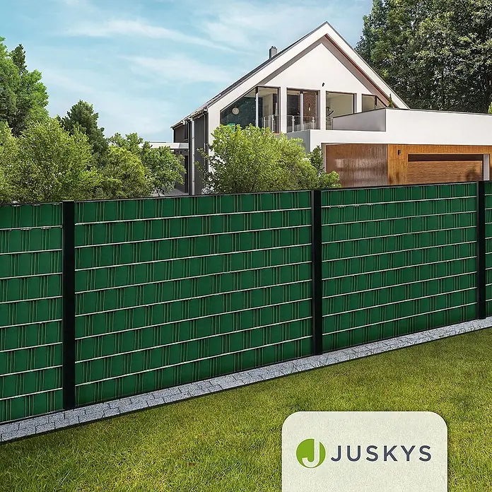 Juskys Sichtschutzelement Sichtschutzstreifen - B x H: 3.500 x 19 cm, Kunststoff, Grün - Grüner Sichtschutzzaun im Garten, der ein modernes Haus abschirmt.