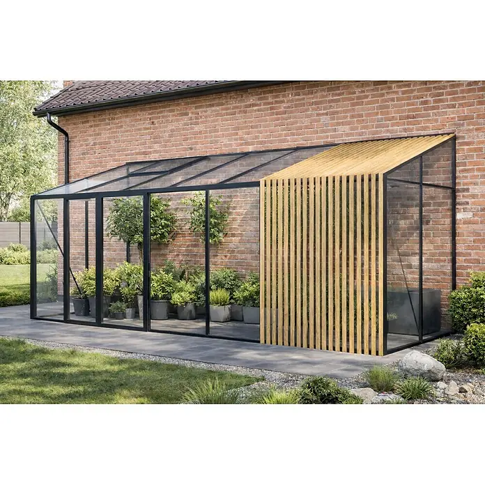 Bloomcabin Gewächshaus Aluminium Wandgewächshaus mit Accoya-Fusion - Außenmaß inkl. Dachüberstand (B x T): 533 x 160 cm, Höhe: 251 cm, Material Seitenwand: Glas, 4 mm, Schwarz - Schwarz gerahmtes Anlehngewächshaus mit Glaswänden und einem Lamellenteil aus Naturholz, an einem Backsteinhaus mit Topfpflanzen.