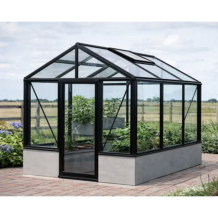 Bloomcabin Gewächshaus Aluminium für die Wandbasis - Außenmaß inkl. Dachüberstand (B x T): 235 x 235 cm, Material Seitenwand: Glas, 4 mm, Schwarz - Modernes Gewächshaus mit schwarzem Glasrahmen und grauem Betonfundament, auf einer Ziegelterrasse, gefüllt mit Pflanzen.