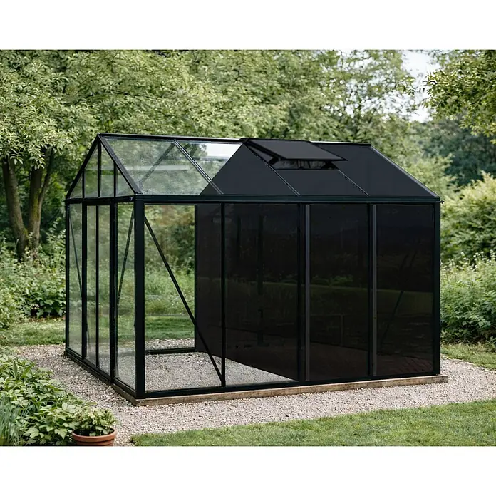 Bloomcabin Gewächshaus Aluminium Klassik mit mittlerem integrierten Stauraum - Außenmaß inkl. Dachüberstand (B x T): 309 x 309 cm, Material Seitenwand: Glas, 4 mm, Schwarz - Schwarzgerahmtes Gewächshaus mit Klarglas und dunklen Paneelen, mit offener Dachluke, auf Kies im Garten.