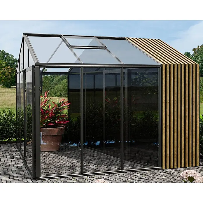 Bloomcabin Gewächshaus Aluminium Klassik mit Accoya-Fusion und kleinem integrierten Stauraum - Außenmaß inkl. Dachüberstand (B x T): 309 x 309 cm, Material Seitenwand: Glas, 4 mm, Schwarz - Modernes Gewächshaus mit schwarzem Metallrahmen, Glaspaneelen, einer Holzlamellenwand und großer Topfpflanze darin auf gepflasterter Terrasse.