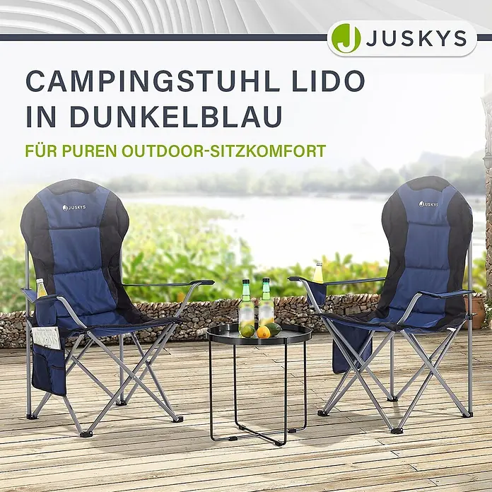 Juskys Campingstuhl Lido - Polyester, Klappbar, blau, B x T x H: 62 x 62 x 102 cm - Zwei dunkelblaue Lido Campingstühle und ein kleiner Tisch auf einer Holzterrasse, ideal für Entspannung im Freien.