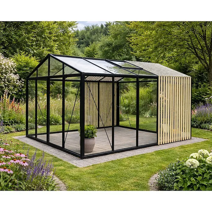 Bloomcabin Gewächshaus Aluminium Limited Edition mit Accoya-Fusion - Außenmaß inkl. Dachüberstand (B x T): 309 x 384 cm, Material Seitenwand: Glas, 4 mm, Schwarz - Modernes Gewächshaus mit schwarzem Rahmen, Glaspaneelen und hellen Holzlamellen, auf gepflastertem Sockel in einem Garten.