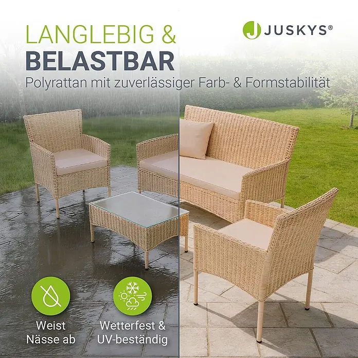 Juskys Loungemöbel-Set Fort Myers - 4 -tlg., Polyrattan, Creme - Helles Polyrattan Outdoor-Loungeset (Sofa, 2 Sessel, Tisch) auf Terrasse, als wasserabweisend dargestellt.