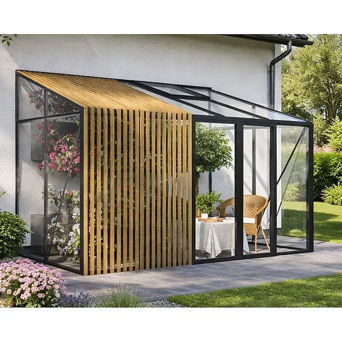 Bloomcabin Gewächshaus Aluminium Wandgewächshaus mit Accoya-Fusion - Außenmaß inkl. Dachüberstand (B x T): 384 x 160 cm, Höhe: 251 cm, Material Seitenwand: Glas, 4 mm, Schwarz - Anlehn-Gewächshaus mit schwarzem Rahmen, klaren Scheiben und Holzlamellen, an Haus, mit Pflanzen und Sitzbereich.