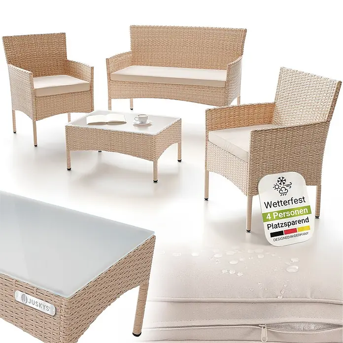 Juskys Loungemöbel-Set Fort Myers - 4 -tlg., Polyrattan, Creme - Helles Rattan-Loungeset mit zwei Sesseln, einem Sofa und Couchtisch mit cremefarbenen Kissen.
