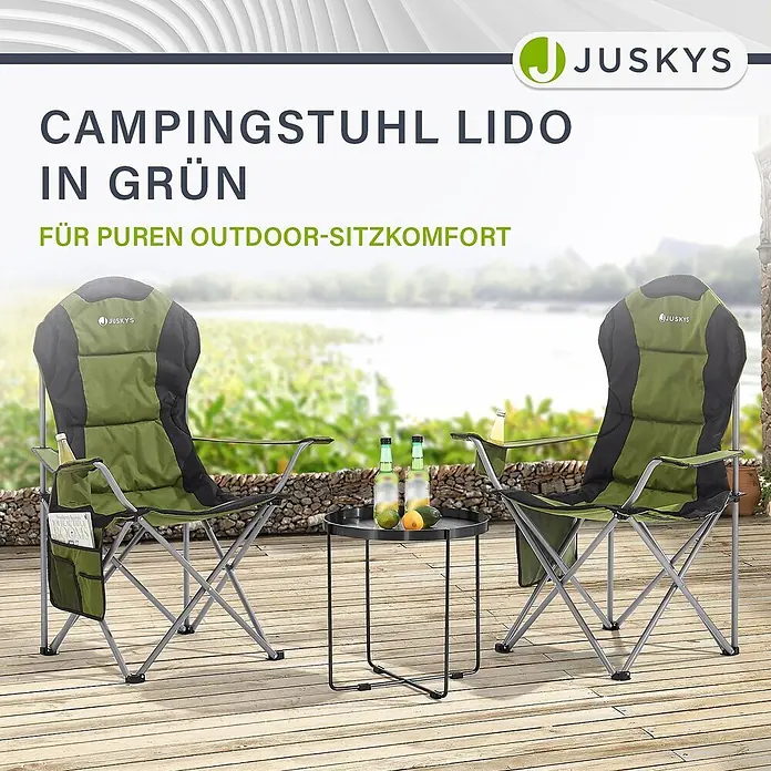 Juskys Campingstuhl Lido - Polyester, Klappbar, grün, B x T x H: 62 x 62 x 102 cm - Zwei grüne Lido Klapp-Campingstühle auf einer Holzterrasse, mit einem kleinen Beistelltisch.