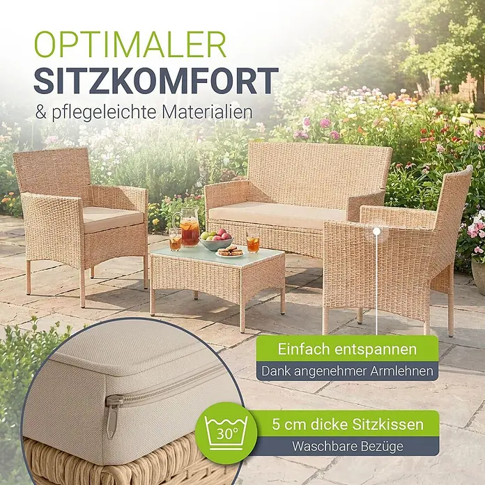 Juskys Loungemöbel-Set Fort Myers - 4 -tlg., Polyrattan, Creme - Gartensitzgruppe aus beigem Rattan-Look mit Sofa, zwei Sesseln und Couchtisch, inklusive bequemen, waschbaren Sitzkissen auf einer Terrasse.