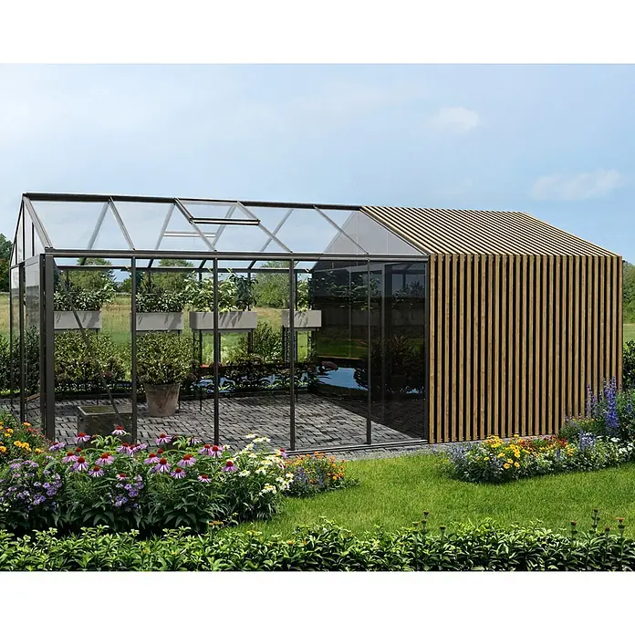 Bloomcabin Gewächshaus Aluminium Klassik mit Accoya-Fusion und großem integrierten Stauraum - Außenmaß inkl. Dachüberstand (B x T): 235 x 608 cm, Material Seitenwand: Glas, 4 mm, Schwarz - Modernes Glashaus mit schwarzem Rahmen und integriertem Holzlamellenanbau, in einem lebhaften Garten.