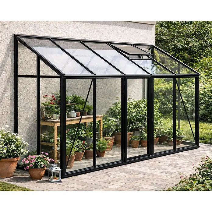Bloomcabin Gewächshaus Aluminium Wandgewächshaus - Außenmaß inkl. Dachüberstand (B x T): 384 x 160 cm, Höhe: 268 cm, Material Seitenwand: Glas, 4 mm, Schwarz - An der Wand befestigtes Gewächshaus mit schwarzem Rahmen und Glaspaneelen, gefüllt mit Topfpflanzen. Ein geöffnetes Fenster sorgt für Belüftung.