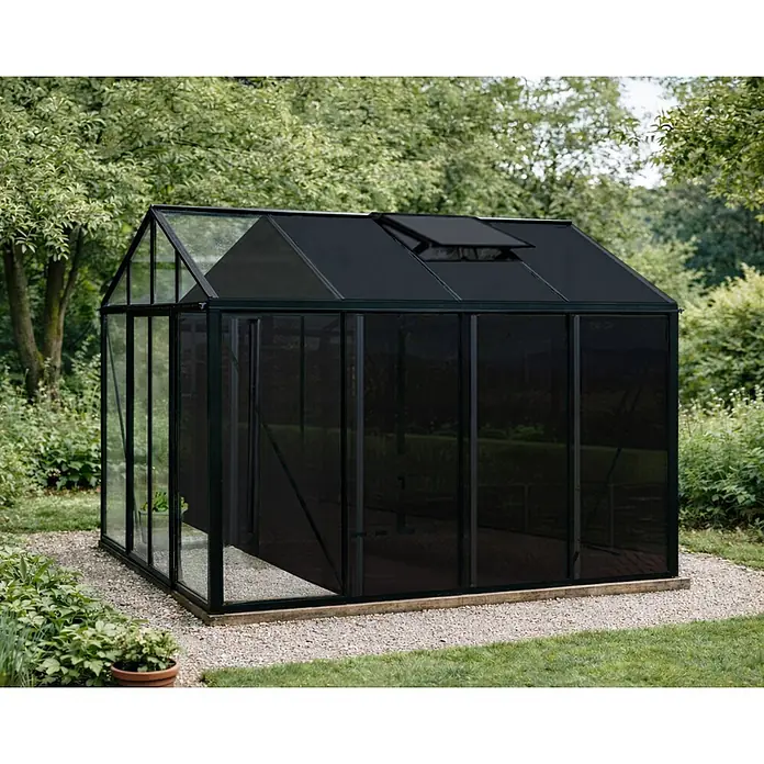 Bloomcabin Gewächshaus Aluminium Klassik mit großem integrierten Stauraum - Außenmaß inkl. Dachüberstand (B x T): 309 x 309 cm, Material Seitenwand: Glas, 4 mm, Schwarz - Ein modernes, schwarzes Gewächshaus mit hellen und dunklen Scheiben in einem Garten, mit offenen Dachlüftern.