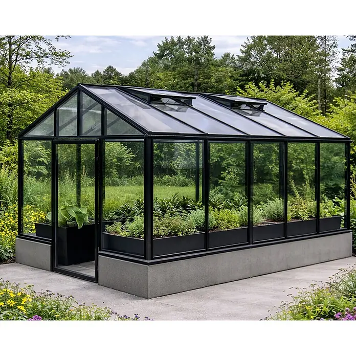 Bloomcabin Gewächshaus Aluminium für die Wandbasis - Außenmaß inkl. Dachüberstand (B x T): 235 x 384 cm, Material Seitenwand: Glas, 4 mm, Schwarz - Schwarz gerahmtes Glasgewächshaus auf Betonfundament, bepflanzt, in einem grünen Garten.