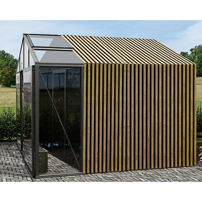 Bloomcabin Gewächshaus Aluminium Klassik mit Accoya-Fusion und großem integrierten Stauraum - Außenmaß inkl. Dachüberstand (B x T): 235 x 309 cm, Material Seitenwand: Glas, 4 mm, Schwarz - Modernes Gewächshaus mit dunkel gerahmten Glaspaneelen und Holzlattenwänden auf einer gepflasterten Terrasse.