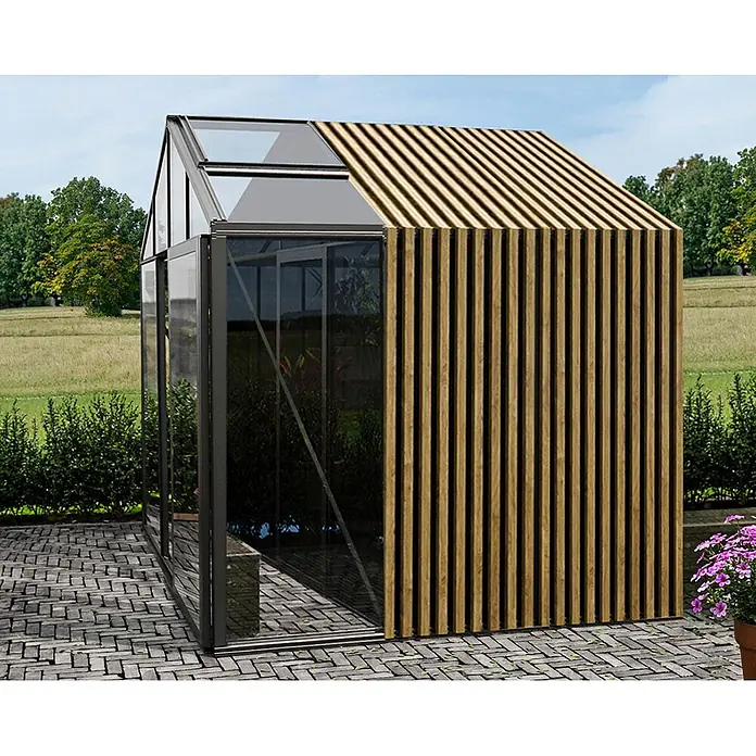 Bloomcabin Gewächshaus Aluminium Klassik mit Accoya-Fusion und mittlerem integrierten Stauraum - Außenmaß inkl. Dachüberstand (B x T): 235 x 235 cm, Material Seitenwand: Glas, 4 mm, Schwarz - Modernes Garten-Gewächshaus mit Glas- und Lamellenholzpaneelen auf gepflasterter Terrasse.
