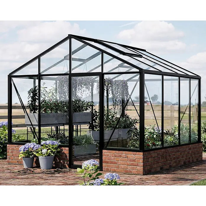 Bloomcabin Gewächshaus Aluminium für die Wandbasis - Außenmaß inkl. Dachüberstand (B x T): 309 x 309 cm, Material Seitenwand: Glas, 4 mm, Schwarz - Modernes Gewächshaus mit schwarzem Rahmen, Glas und Ziegelsockel, gefüllt mit Pflanzen und Blumen, auf einer gepflasterten Terrasse.