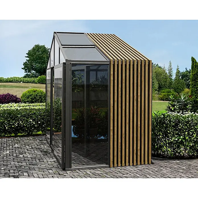 Bloomcabin Gewächshaus Aluminium Klassik mit Accoya-Fusion und kleinem integrierten Stauraum - Außenmaß inkl. Dachüberstand (B x T): 235 x 160 cm, Material Seitenwand: Glas, 4 mm, Schwarz - Moderner Gartenraum mit dunklem Metallrahmen, Glaspaneelen und Holzlamellen an Wand und Dach, auf einer Terrasse im Garten.