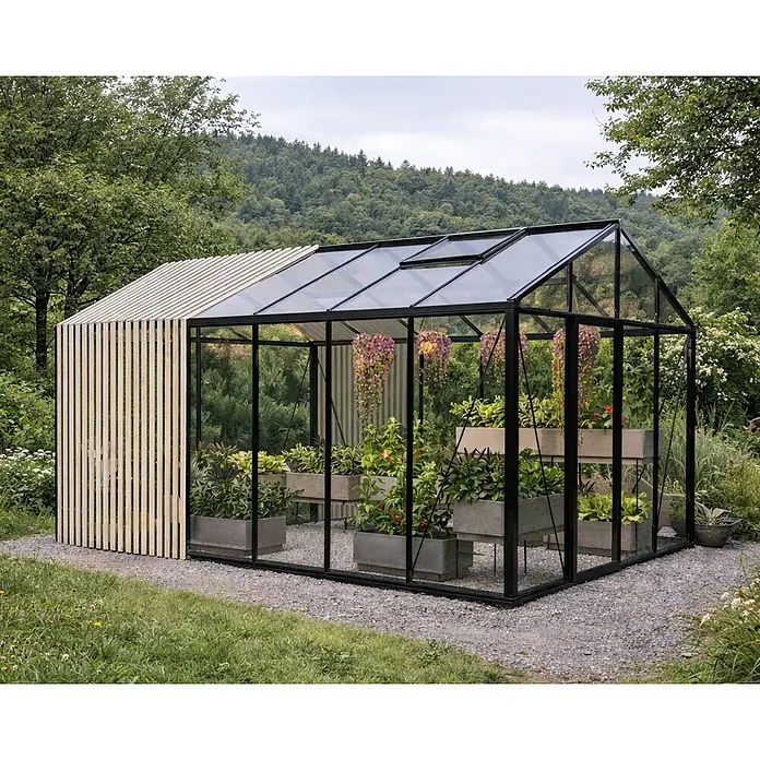 Bloomcabin Gewächshaus Aluminium Limited Edition mit Accoya-Fusion - Außenmaß inkl. Dachüberstand (B x T): 235 x 459 cm, Material Seitenwand: Glas, 4 mm, Schwarz - Modernes Gewächshaus mit schwarzem Glasrahmen und heller Holzlamellen-Erweiterung, bepflanzt mit Pflanzen in Betonkübeln, im Garten.
