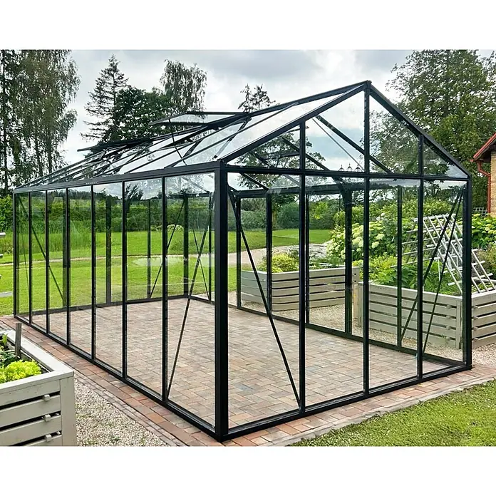 Bloomcabin Gewächshaus Aluminium Klassik - Außenmaß inkl. Dachüberstand (B x T): 309 x 533 cm, Material Seitenwand: Glas, 4 mm, Schwarz - Großes Gewächshaus mit schwarzem Rahmen, Glaswänden, geöffneten Dachfenstern und gepflastertem Boden im Garten.