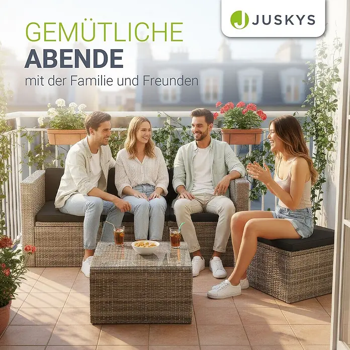 Juskys Loungemöbel-Set Punta Cana - 3 -tlg., Gestell: Stahl, pulverbeschichtet; Geflecht: Polyrattan; Sitz- und Rückenkissen: Polyester, Schaumstoff; Glasplatte: Sicherheitsglas, Farbe Geflecht: Beige-GrauFarbe der Bezüge: GrauAnzahl Sitzplätze: 3 - 4, Grau - Outdoor-Rattanmöbel-Set mit dunklen Polstern auf einem Balkon, genutzt von Personen bei einem entspannten Treffen.