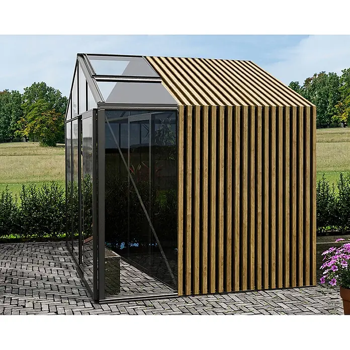 Bloomcabin Gewächshaus Aluminium Klassik mit Accoya-Fusion und mittlerem integrierten Stauraum - Außenmaß inkl. Dachüberstand (B x T): 309 x 235 cm, Material Seitenwand: Glas, 4 mm, Schwarz - Ein modernes Gewächshaus mit Glas- und Holzlamellenabschnitt, auf einer Terrasse platziert.