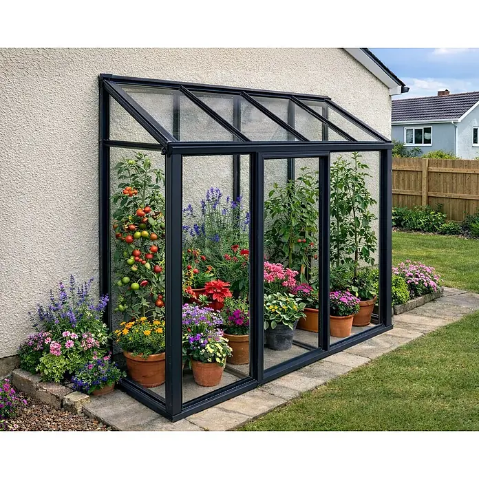 Bloomcabin Gewächshaus Aluminium Mini - Außenmaß inkl. Dachüberstand (B x T): 174 x 66 cm, Material Seitenwand: Glas, 4 mm, Schwarz - Schwarz gerahmtes Anlehn-Gewächshaus mit Glaspaneelen an einer Hauswand, gefüllt mit üppigen Pflanzen.