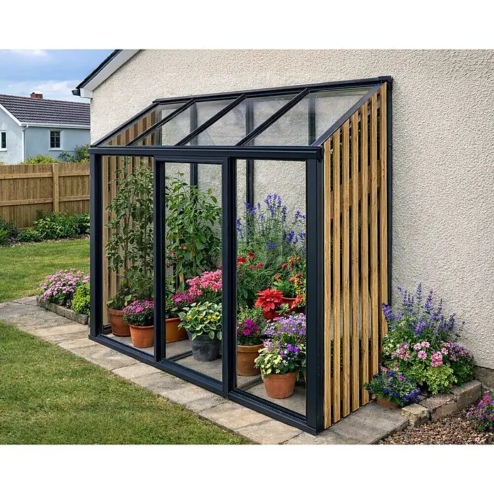 Bloomcabin Gewächshaus Aluminium Mini mit Accoya-Fusion - Außenmaß inkl. Dachüberstand (B x T): 174 x 66 cm, Material Seitenwand: Glas, 4 mm, Schwarz - Schwarzgerahmtes Anlehn-Gewächshaus mit Glas und Holzlatten an einer Hauswand, gefüllt mit Topfpflanzen.