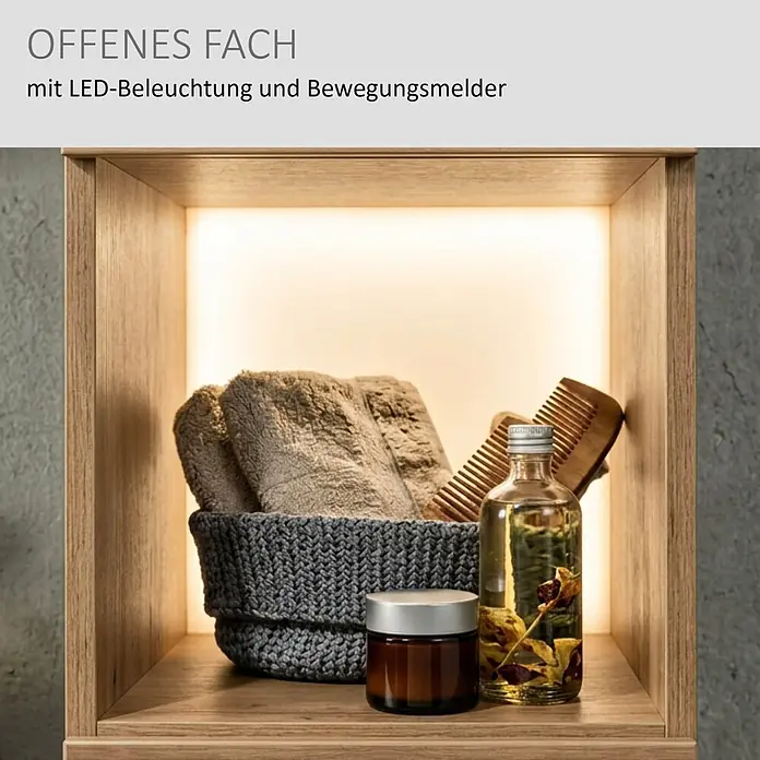Camargue Star Hochschrank - 30,4 x 32,5 x 181,6 cm, Berg Eiche, DIN Anschlag: Rechts - Offenes Holzfach mit integrierter LED-Beleuchtung und Bewegungsmelder, gefüllt mit Pflegeprodukten und Handtüchern.