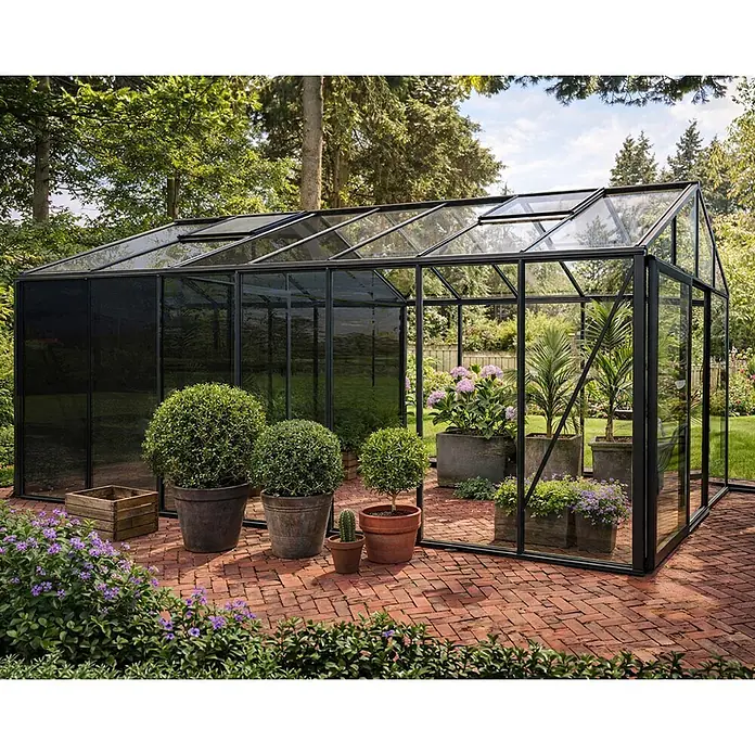 Bloomcabin Gewächshaus Aluminium Klassik mit mittlerem integrierten Stauraum - Außenmaß inkl. Dachüberstand (B x T): 235 x 533 cm, Material Seitenwand: Glas, 4 mm, Schwarz - Großes Gewächshaus mit schwarzem Metallrahmen und Glaspaneelen auf einer Ziegelterrasse im Garten, gefüllt mit Topfpflanzen.