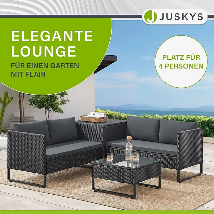 Juskys Loungemöbel-Set Santorini - 4 -tlg., Möbel: Stahl (pulverbeschichtet), Polyrattan, gehärtetes Glas; Polster/Kissen: 100 % Polyestergewebe, Farbe Möbel: SchwarzFarbe Polster/Kissen: GrauMax. Belastbarkeit je Bank: 320 kg, Schwarz - Elegante Outdoor-Loungegruppe für 4 Personen aus schwarzem Rattan mit dunkelgrauen Kissen und Glastisch, auf einem Teppich im Freien.