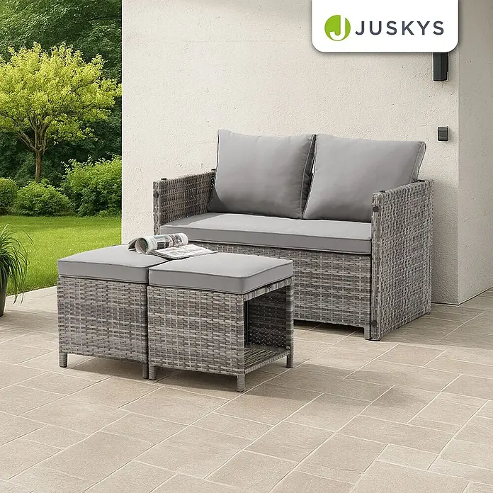 Juskys Loungemöbel-Set Jamaika - 4 -tlg., Geflecht / Gestell: Polyrattan / Stahl; Bezug: 180 g/m² Polyester; Tischplatte: Polywood, Farbe Gartenlounge: Grau (Grau-meliert)Farbe Kissen: Grau (Hellgrau)Anzahl Sitzplätze: 2 bis 4Bezüge waschbar: JaBelastbarkeit Bank: 250 kgBelastbarkeit pro Hocker: 120 kg, Grau - Graues Rattan-Effekt Gartenmöbel-Set mit Zweisitzer-Sofa und zwei Hockern, alle mit grauen Kissen, auf einer Terrasse.