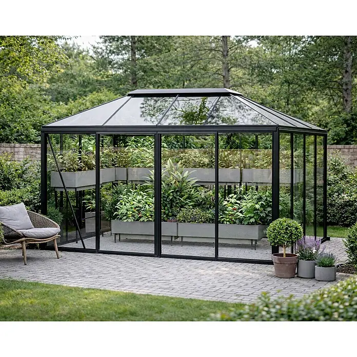Bloomcabin Gewächshaus Aluminium Pyramide - Außenmaß inkl. Dachüberstand (B x T): 309 x 309 cm, Material Seitenwand: Glas, 4 mm, Schwarz - Elegantes Gewächshaus mit schwarzem Rahmen und Glas, bepflanzt in Hochbeeten auf einer gepflasterten Terrasse im Garten.