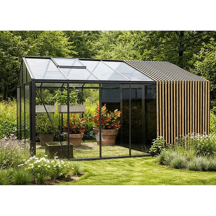Bloomcabin Gewächshaus Aluminium Klassik mit Accoya-Fusion und mittlerem integrierten Stauraum - Außenmaß inkl. Dachüberstand (B x T): 235 x 459 cm, Material Seitenwand: Glas, 4 mm, Schwarz - Modernes Gewächshaus aus Glas mit schwarzem Rahmen und Holzlamellen, gefüllt mit Topfpflanzen im Garten.