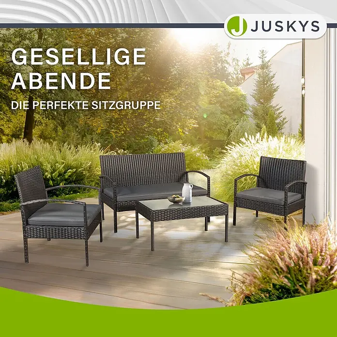 Juskys Loungemöbel-Set Trinidad - 4 -tlg., Geflecht: Polyrattan, geflochten; Gestell: Stahl, pulverbeschichtet; Auflagen: 100 % Schaumstoff; Sitzbezüge: 100 % Polyester; Glasplatte: Sicherheitsglas, Farbe Gartengarnitur: SchwarzFarbe Bezug: DunkelgrauAnzahl Sitzplätze: Für 4 Personen, Schwarz - Dunkelbraune Rattan-Sitzgruppe für draußen mit grauen Kissen, bestehend aus zwei Stühlen, einem Zweisitzer und einem Couchtisch, auf einer Holzterrasse.