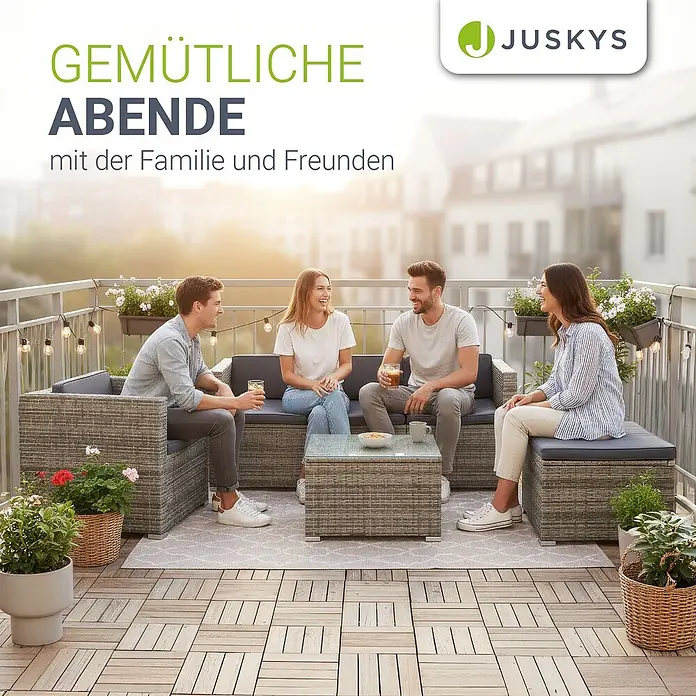 Juskys Loungemöbel-Set Punta Cana - 4 -tlg., Gestell: Stahl, pulverbeschichtet; Geflecht: Polyrattan; Sitz- und Rückenkissen: Polyester, Schaumstoff; Glasplatte: Sicherheitsglas, Farbe Geflecht: Grau-BeigeFarbe der Bezüge: GrauAnzahl Sitzplätze: 4 - 5, Grau - Graues Polyrattan-Gartenmöbelset mit dunklen Auflagen auf einem Balkon, von vier Personen genutzt.