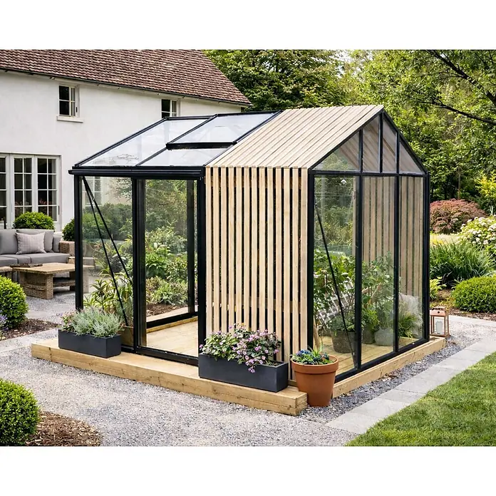 Bloomcabin Gewächshaus Aluminium Limited Edition mit Accoya-Fusion - Außenmaß inkl. Dachüberstand (B x T): 235 x 235 cm, Material Seitenwand: Glas, 4 mm, Schwarz - Modernes Gewächshaus mit schwarzem Rahmen, Glas und Holzlamellen, auf Holzsockel im Garten, mit Pflanzen.