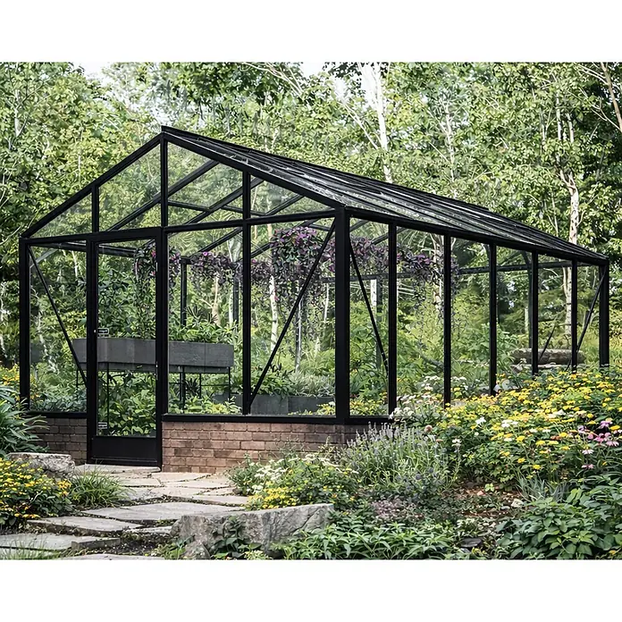 Bloomcabin Gewächshaus Aluminium für die Wandbasis - Außenmaß inkl. Dachüberstand (B x T): 309 x 459 cm, Material Seitenwand: Glas, 4 mm, Schwarz - Schwarz gerahmtes Glasgewächshaus mit Ziegelsockel, mit Pflanzen gefüllt, in einem Garten.