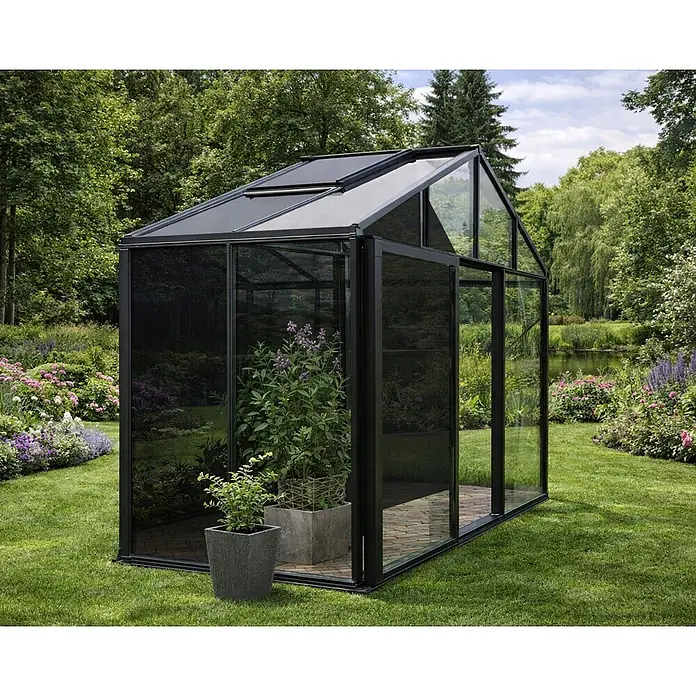 Bloomcabin Gewächshaus Aluminium Klassik mit kleinem integrierten Stauraum - Außenmaß inkl. Dachüberstand (B x T): 235 x 160 cm, Material Seitenwand: Glas, 4 mm, Schwarz - Ein modernes Gewächshaus mit schwarzem Rahmen, Glaswänden, Schrägdach und Lüftungen, draußen mit Topfpflanzen.