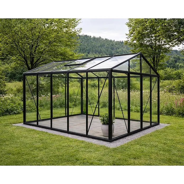 Bloomcabin Gewächshaus Aluminium Klassik - Außenmaß inkl. Dachüberstand (B x T): 309 x 384 cm, Material Seitenwand: Glas, 4 mm, Schwarz - Modernes Gewächshaus mit schwarzem Rahmen und Glas, vor Bäumen. Im Inneren geflieste Fläche mit einer Topfpflanze.