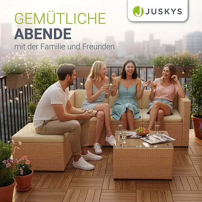 Juskys Loungemöbel-Set Punta Cana - 3 -tlg., Gestell: Stahl, pulverbeschichtet; Geflecht: Polyrattan; Sitz- und Rückenkissen: Polyester, Schaumstoff; Glasplatte: Sicherheitsglas, Creme - Geflochtene Rattan-Gartenmöbel-Garnitur mit Ecksofa, Couchtisch und Hocker. Naturfarben mit hellbeigen Kissen, von Freunden auf dem Balkon genutzt.