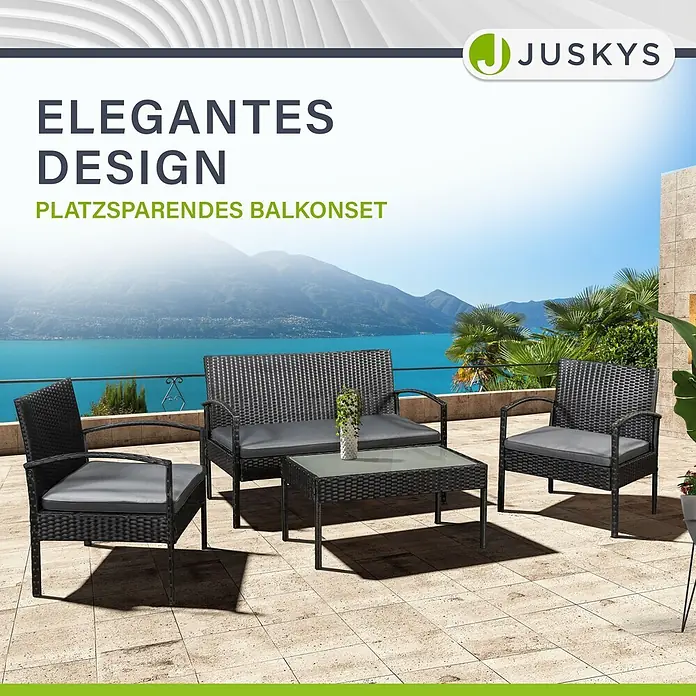 Juskys Loungemöbel-Set Trinidad - 4 -tlg., Geflecht: Polyrattan, geflochten; Gestell: Stahl, pulverbeschichtet; Auflagen: 100 % Schaumstoff; Sitzbezüge: 100 % Polyester; Glasplatte: Sicherheitsglas, Farbe Gartengarnitur: SchwarzFarbe Bezug: DunkelgrauAnzahl Sitzplätze: Für 4 Personen, Schwarz - Dunkelgraues Rattan-Geflecht Balkonset mit grauen Kissen, inkl. zwei Stühlen, Sofa und Couchtisch, auf einer Terrasse.