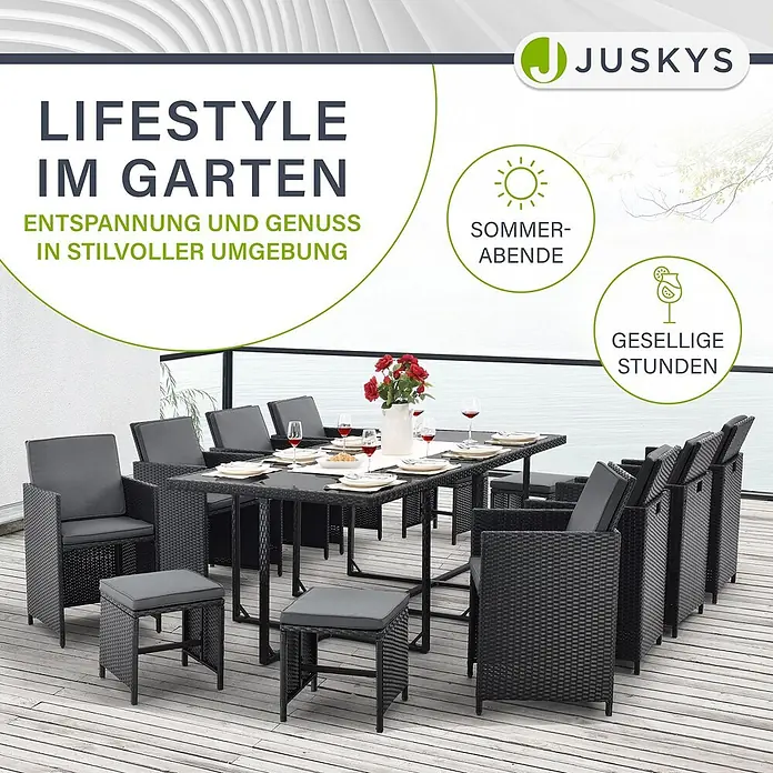 Juskys Loungemöbel-Set Baracoa - 13 -tlg., Kissen: Schaumstoff, Stoff; Geflecht: Polyrattan; Untergestell: Stahl; Tischplatte: Glas, Anzahl Personen: 12Farbe Polyrattan: SchwarzFarbe Stoff: DunkelgrauFarbe Glas: Schwarz getöntKissenbezüge: abnehmbar & waschbar, Schwarz - Schwarze Rattan-Garten-Essgruppe mit grauen Polstern, auf einer Terrasse für den Außenbereich arrangiert.