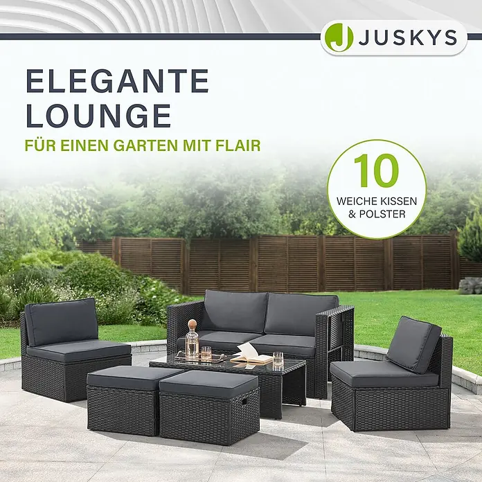 Juskys Loungemöbel-Set Salou - 7 -tlg., Möbel: Polyrattan, Stahl (pulverbeschichtet); Tischplatte: Gehärtetes Glas; Bezug: 100% Polyestergewebe 180 g/m131; Abdeckung: 420D Oxford-Gewebe (100 g/m²), PU-Beschichtung, Schwarz - Dunkelgraue Rattan-Gartenlounge-Set mit Sofa, zwei Sesseln, zwei Hockern und Glastisch.