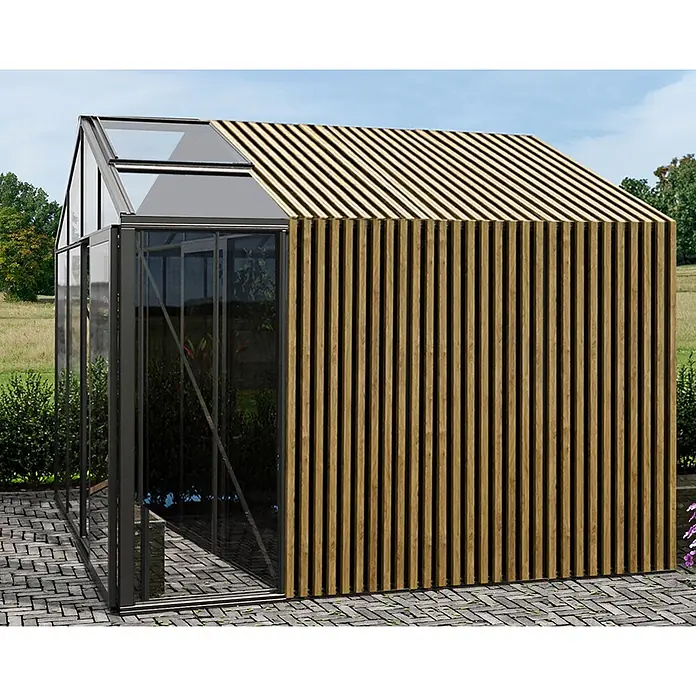Bloomcabin Gewächshaus Aluminium Klassik mit Accoya-Fusion und großem integrierten Stauraum - Außenmaß inkl. Dachüberstand (B x T): 309 x 309 cm, Material Seitenwand: Glas, 4 mm, Schwarz - Modernes Gewächshaus mit Glaspaneelen und Holzlamellen an Dach und Seite, auf gepflasterter Terrasse.