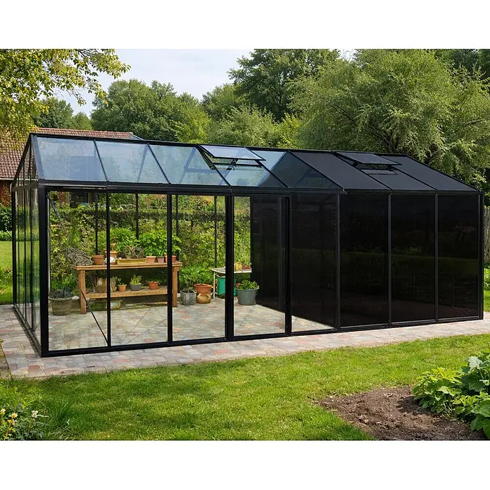 Bloomcabin Gewächshaus Aluminium Klassik mit großem integrierten Stauraum - Außenmaß inkl. Dachüberstand (B x T): 235 x 608 cm, Material Seitenwand: Glas, 4 mm, Schwarz - Großes schwarzes modulares Gewächshaus mit klaren Glas- und dunklen, undurchsichtigen Abschnitten. Dachlüftungen sind offen.