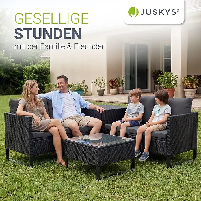 Juskys Loungemöbel-Set Santorini - 5 -tlg., Möbel: Stahl (pulverbeschichtet), Polyrattan, gehärtetes Glas; Polster/Kissen: 100 % Polyestergewebe; Abdeckung: 420D Oxford-Gewebe (100 g/m²), PU-Beschichtung, Schwarz - Schwarze Rattan-Gartenlounge mit grauen Kissen, genutzt von einer Familie im Garten.