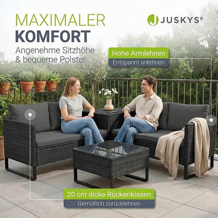 Juskys Loungemöbel-Set Santorini - 5 -tlg., Möbel: Stahl (pulverbeschichtet), Polyrattan, gehärtetes Glas; Polster/Kissen: 100 % Polyestergewebe; Abdeckung: 420D Oxford-Gewebe (100 g/m²), PU-Beschichtung, Schwarz - Dunkelgraue Rattan-Gartenmöbelgarnitur mit grauen Kissen, von zwei Personen auf einem Balkon genutzt.