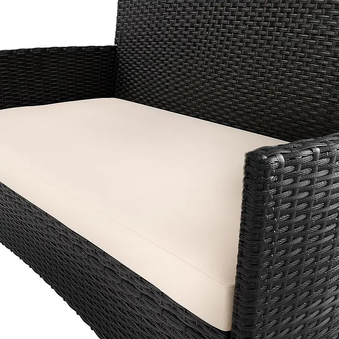 Juskys Loungemöbel-Set Fort Myers - 4 -tlg., Gestell: 100% Stahl, pulverbeschichtet; Geflecht: 100% Polyrattan, geflochten; Glasplatte: 100% Glas (Sicherheitsglas); Bezüge: 100% Polyester; Sitzauflagen: 100% Schaumstoff, Farbe Geflecht: SchwarzFarbe der Bezüge: CremeweißAnzahl Sitzplätze: Für 4 PersonenStil, Design: Modern, Rattan-Optik, Schwarz - Nahaufnahme eines schwarzen Polyrattan-Sofas mit cremefarbenem Kissen.
