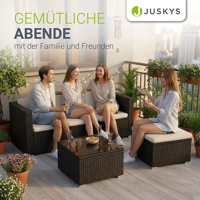 Juskys Loungemöbel-Set Punta Cana - 3 -tlg., Gestell: Stahl, pulverbeschichtet; Geflecht: Polyrattan; Sitz- und Rückenkissen: Polyester, Schaumstoff; Glasplatte: Sicherheitsglas, Farbe Geflecht: SchwarzFarbe der Bezüge: CremeAnzahl Sitzplätze: 3 - 4, Schwarz|Creme - Dunkelbraunes Rattan-Balkonmöbelset mit hellen Kissen, bestehend aus Sofa, Ottoman und Couchtisch, von Personen genutzt.