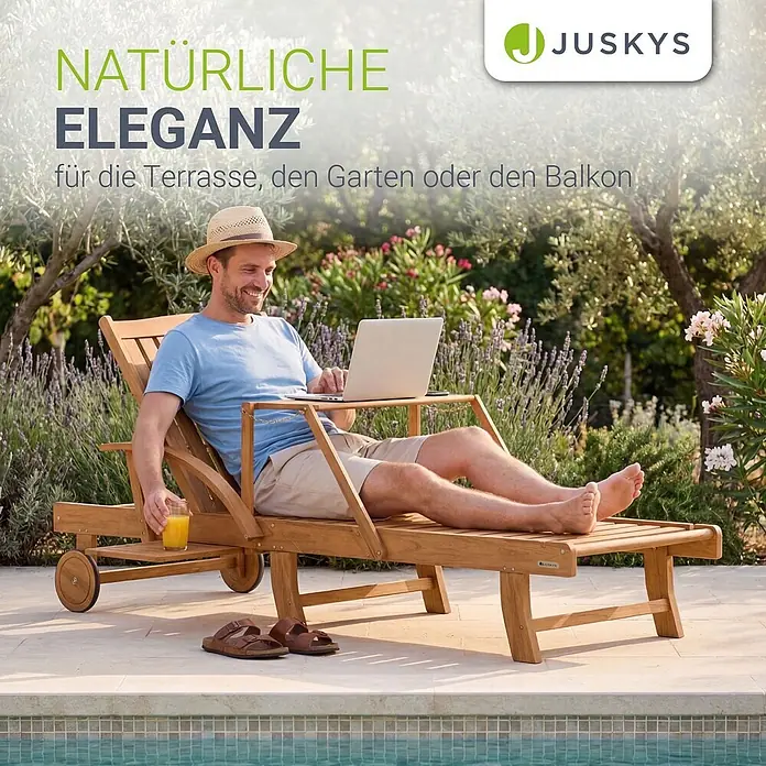 Juskys Gartenliege SunScape - B x T: 72,5 x 196 cm, Natur, Holz, Rollbar - Holzliege mit Mann, der im Freien entspannt und am Laptop arbeitet, mit Beistelltisch und Rollen.