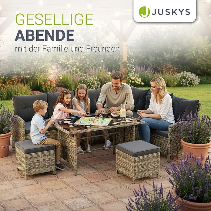 Juskys Loungemöbel-Set Manacor - 4 -tlg., Gestell: Stahl, pulverbeschichtet; Geflecht: Polyrattan; Tischplatten: Sicherheitsglas; Sitzkissen: 100 % Schaumstoff; Bezüge: 100 % Polyester, Farbe Geflecht: Grau-meliertFarbe Bezüge: DunkelgrauStärke Glasplatten: 5 mmAnzahl Sitzkissen: 5Anzahl Rückenkissen: 7Kissenstärke: 5 cmBezüge: 180g/m2, Grau - Rattan-Lounge-Set mit dunkelgrauen Kissen, von einer Familie auf einer Terrasse beim Brettspiel genutzt.
